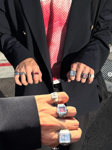 Esprimi la tua unicità con eleganza audace!